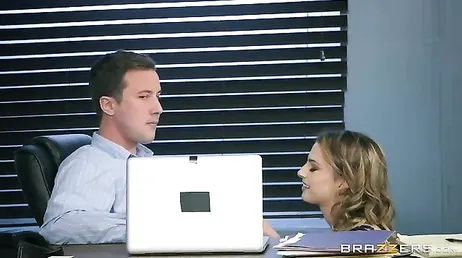 Ich ficke meine Chefin und ihre Tochter im Büro, was für Fotzen...