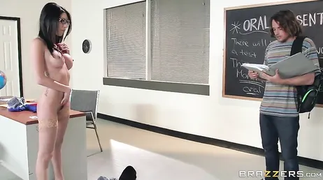 Meu Deus com a professora: ela fica nua na minha frente e pede meu pau
