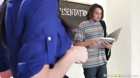 Meu Deus com a professora: ela fica nua na minha frente e pede meu pau
