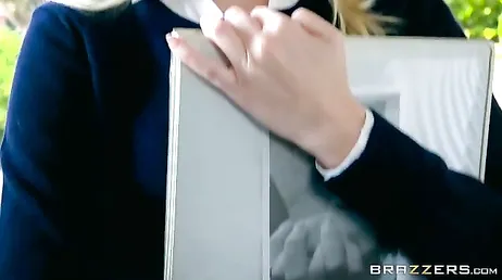 Tante et nièce, elles sont parfaites l'une pour l'autre... Quelles deux salopes !