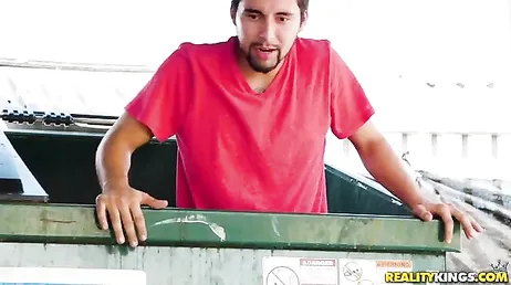 Quand tu es assez stupide pour baiser un sans-abri...