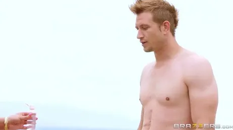 Der Poolboy macht mich mit seiner Brust geil...
