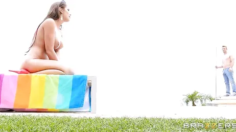 Der Poolboy macht mich mit seiner Brust geil...