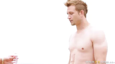 Der Poolboy macht mich mit seiner Brust geil...