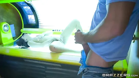 Sexo a três pornô com duas safadas na sala UV, que foda!