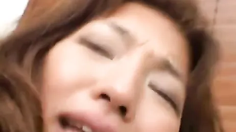 Scopa forte la figa pelosa di una donna giapponese..