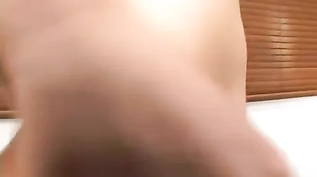 Scopa forte la figa pelosa di una donna giapponese..