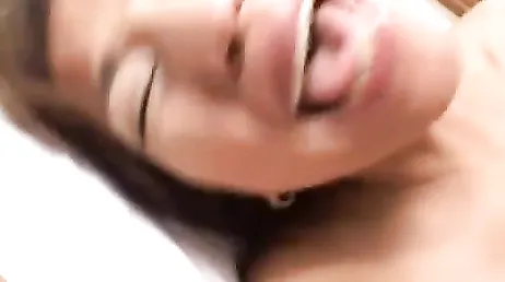 Scopa forte la figa pelosa di una donna giapponese..