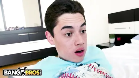 A mulher madura chega em casa e surpreende o sobrinho se masturbando...