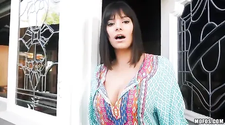 La pubblicità arriva a casa di questa bella ragazza, cosa succederà...