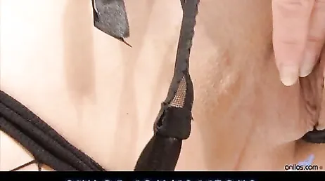 Hij steekt hem er helemaal in, hoe groot de dildo is...