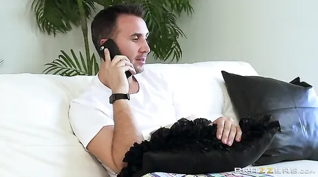 Keiran Lee lascia il culo rosso della troia Abigail Mac dappertutto