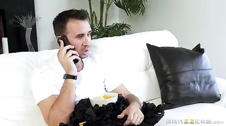 Keiran Lee lascia il culo rosso della troia Abigail Mac dappertutto