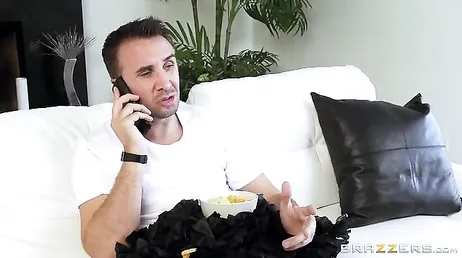 Keiran Lee lascia il culo rosso della troia Abigail Mac dappertutto