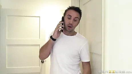 Keiran Lee lascia il culo rosso della troia Abigail Mac dappertutto