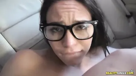 Elle me suce et je finis par la baiser très fort dans la voiture !