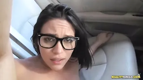 Elle me suce et je finis par la baiser très fort dans la voiture !