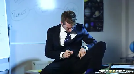 O professor fode a aluna mais safada da universidade..