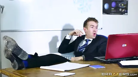 O professor fode a aluna mais safada da universidade..