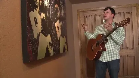 Chi vuole suonare la chitarra con una donna così nuda?