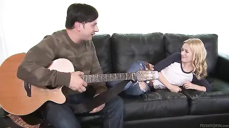 Chi vuole suonare la chitarra con una donna così nuda?