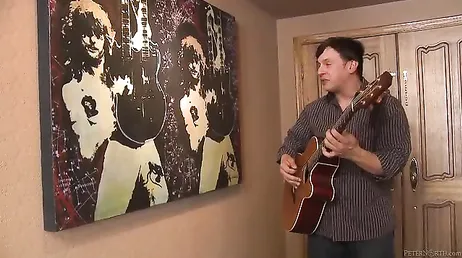 Chi vuole suonare la chitarra con una donna così nuda?