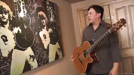 Chi vuole suonare la chitarra con una donna così nuda?