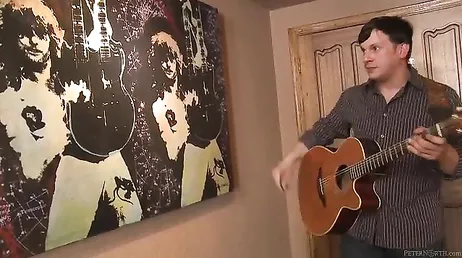 Chi vuole suonare la chitarra con una donna così nuda?