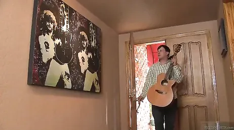 Chi vuole suonare la chitarra con una donna così nuda?
