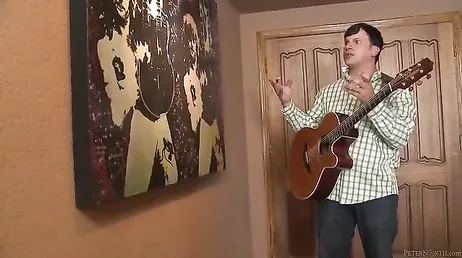 Chi vuole suonare la chitarra con una donna così nuda?