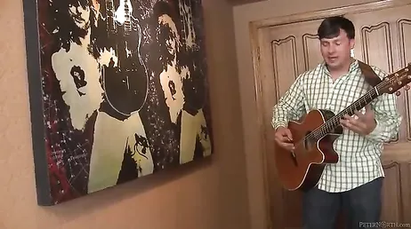 Chi vuole suonare la chitarra con una donna così nuda?