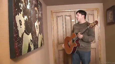 Chi vuole suonare la chitarra con una donna così nuda?