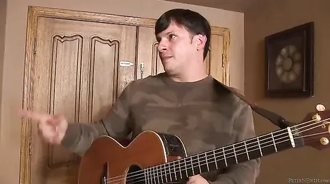 Chi vuole suonare la chitarra con una donna così nuda?