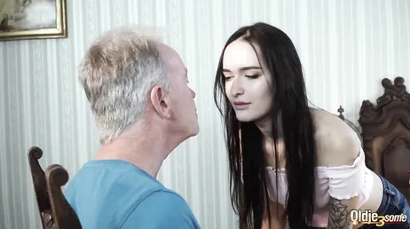 De oude tuinman des huizes heeft een pik voor de twee meiden van in de twintig