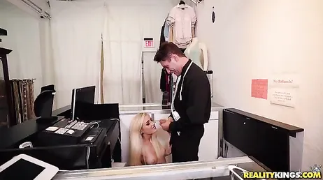 Elle adore quand le garçon du magasin lui mange toute la chatte.