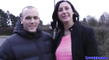 Den här mogna kvinnan med en otrolig rumpa kommer att få en av hennes livs knullar