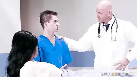 Ele acorda da operação e começa a foder o médico.