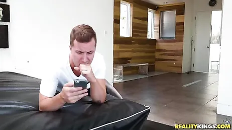 Lana Rhoades brinca com o primo até transar com ele!