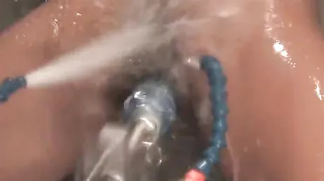 Ele arrasa se masturbando com um vibrador mecânico