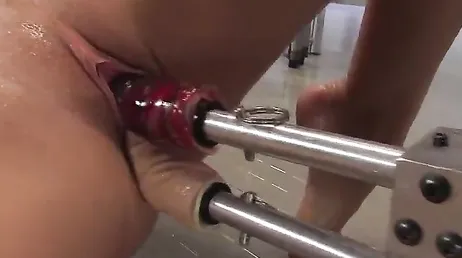 Ele arrasa se masturbando com um vibrador mecânico