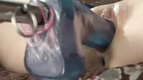 Ele arrasa se masturbando com um vibrador mecânico