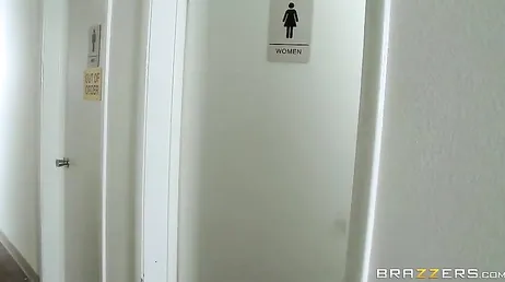 Je baise mon collègue dans les toilettes de l'entreprise