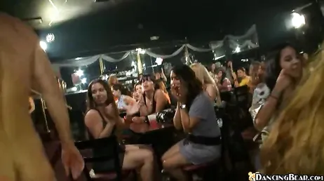 Die Gigolos, die auf Partys heiße reife Frauen ficken