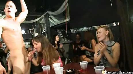 Die Gigolos, die auf Partys heiße reife Frauen ficken