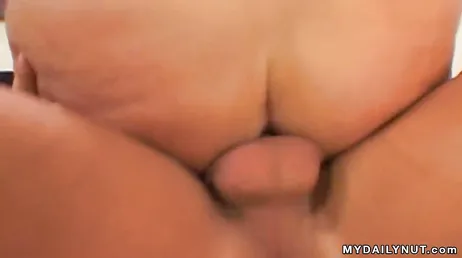 Decide di vendere la figa della sua ragazza per pagare l'affitto