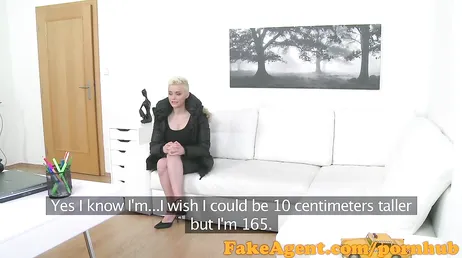Engelse hunk met veel tieten wordt uiteindelijk geneukt tijdens een XXX casting
