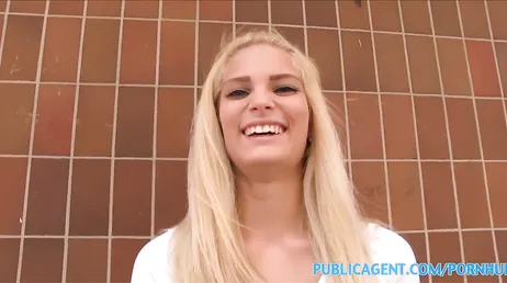 Essa loira nunca sentiu um pau duro no fundo do ânus