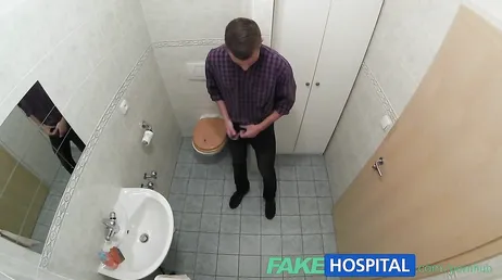 Den slampiga sköterskan ger honom ett handjobb i badrummet