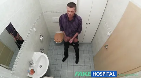 Den slampiga sköterskan ger honom ett handjobb i badrummet
