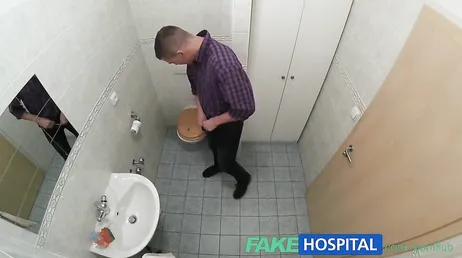 Den slampiga sköterskan ger honom ett handjobb i badrummet